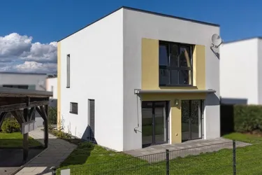 Helles Einfamilienhaus mit Terrasse und Garten