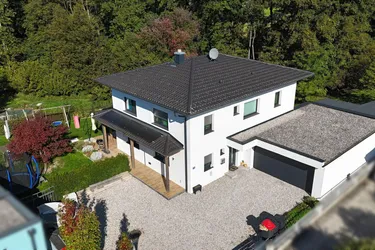 Modernes Einfamilienhaus mit großem Garten, am Bachlauf mit eigenem Waldstück und moderner Haustechnik