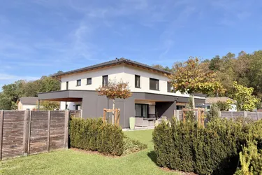 Neuwertige Doppelhaushälfte in Vorchdorf – Eigengarten, Südterrasse &amp; Luftwärmepumpe | € 529.000