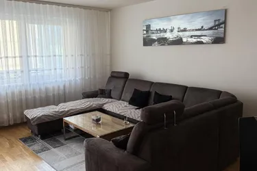 Helle 4-Zimmer-Wohnung mit Balkon im EG