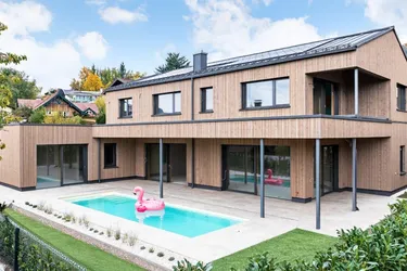 Exquisite Neubau-Luxusvilla mit Seeblick und Pool / Provisionsfrei