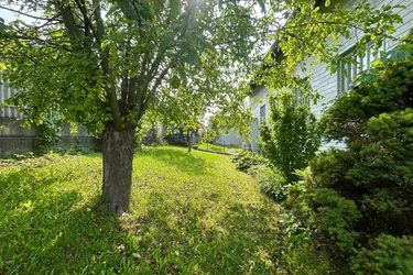 Charmantes Einfamilienhaus in Straßham: Terrasse mit Grünblick und viel Platz für Ihre Familie!