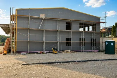 ZU MIETEN - Moderne Gewerbehalle mit Bürofläche – Neubau in Toplage von Thalheim