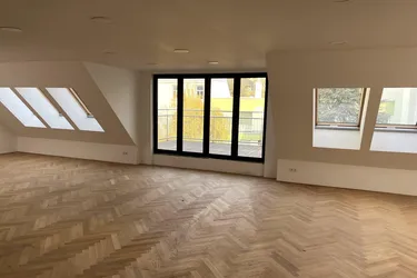 IMPOSANTE DG-WOHNUNG AUF EINER EBENE MIT PANORAMABLICK!