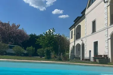 Expose Familiensitz in Krems: 10 Zimmer, modernisiert, Garten, Balkone, Garage, Pool