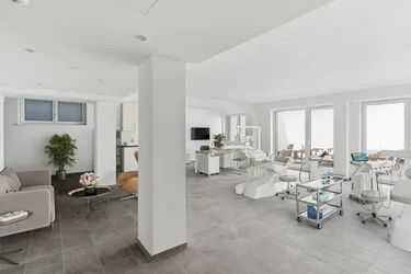 Praxis in modern- saniertem Mehrparteienhaus