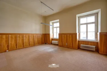 Großzügiges Büro im Zentrum von Vöcklabruck - renovieren und gestalten Sie das neues Büro nach Ihren Wünschen.