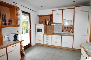 Einfamilienhaus zur Vermietung mit Doppelgaragen und 2 Stellplätzen