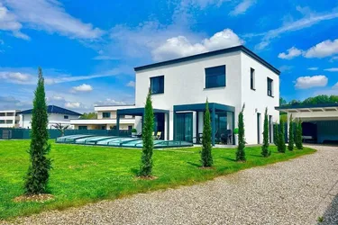 Einfamilienhaus mit Pool, hohem Wohnkomfort, nachhaltiger Energieeffizienz und luxuriösem Design