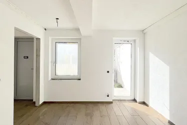 Moderne Neubau-3-Zimmer-Wohnung mit Garten und Carport inkl. PV-Anlage!