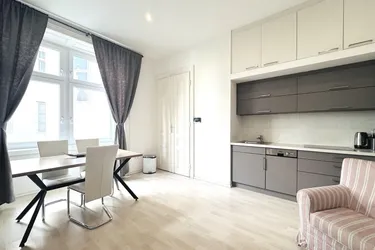 ENTZÜCKENDE WOHNUNG IN RUHIGER INNENHOFLAGE