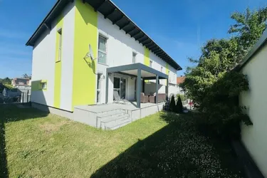 IHR ZUHAUSE IM GRÜNEN – MODERNES ECKREIHENHAUS MIT ZEITGEMÄSSER HEIZ- UND LÜFTUNGSTECHNIK