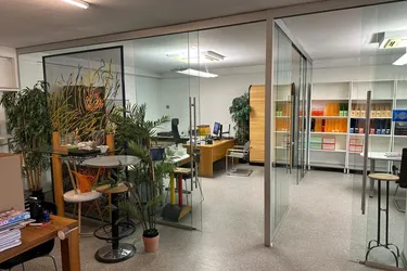 BÜRO - 7 ARBEITSPLÄTZE IN BESTER LAGE INKL. MÖBEL, BETRIEBSKOSTEN UND HEIZUNG!!!