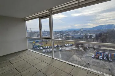 3 Zimmerwohnung mit verglaster Loggia und Einbauküche - Unbefristeter Mietvertrag