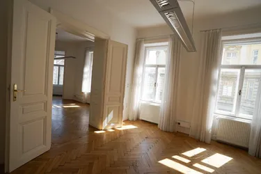 1070 Wien; Kaiserstraße/Westbahnstraße: Helles modernisiertes Altbau Büro 4-Zimmer; ca. 149m² ab 1.7.26 zur Miete!