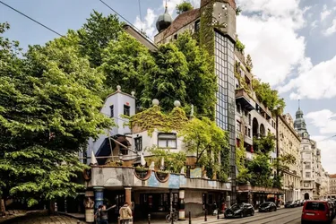 Tiefgaragen Stellplätze direkt beim Hundertwasserhaus zu vermieten