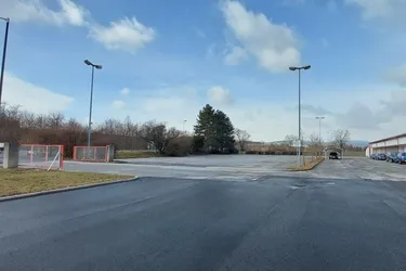 Zur Vermietung gelangt eine Freie Fläche asphaltiert mit ca.von 300 m² - 3500 m² in Neutal.