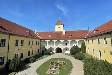 VERKAUF oder VERMIETUNG Schloss in idyllischer Lage