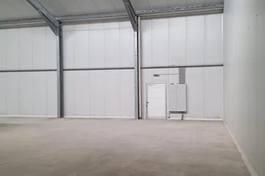 Lagerhalle mit 200 m² zu vermieten.