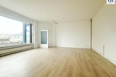 Stilvoll arbeiten in zentraler Lage von Hallwang + 3 PKW-Stellplätze + große Fensterflächen