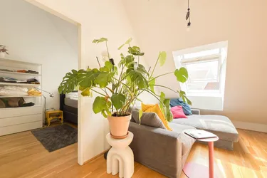 KLIMATISIERTE DACHGESCHOSS MAISONETTE - 2,5-ZIMMER WOHNUNG MIT TERRASSE - DIREKT VOR DER HAUSTÜR U4/U6