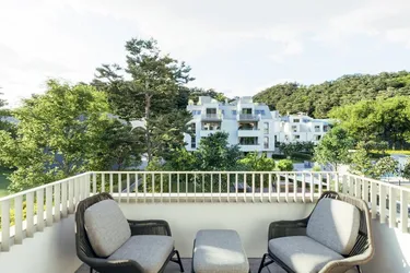 Abkühlen im hauseigenen Pool .... Ihre Traumwohnung mit Terrasse oder Garten und Fernblick Nähe Maurer Wald PROVISIONSFREI !!