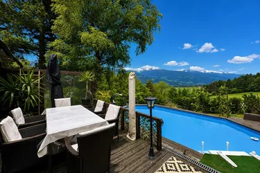 Luxuriöses Landhaus in absoluter Ruhelage mit Pool, Sauna, 1185 m2 Garten und atemberaubendem Ausblick über das Inntal
