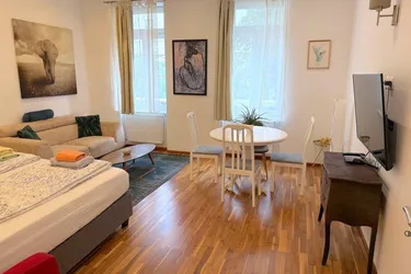 Seltene Gelegenheit | 2-Zimmer Altbauwohnung mit hofseitigem Balkon