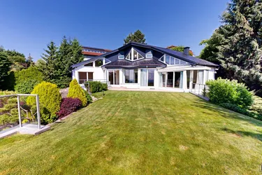 Architektenvilla zur Miete am Ölberg – Leben mit Weitblick und Privatsphäre