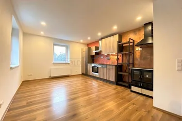 komplett sanierte Wohnung mit Balkon, Kellerabteil und Parkplatz - auch als Ferienwohnung geeignet!