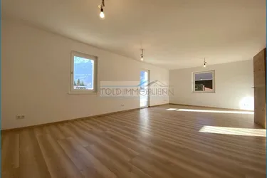 3-Zimmer-Wohnung mit Balkon, 2 Parkplätzen und Gartenanteil