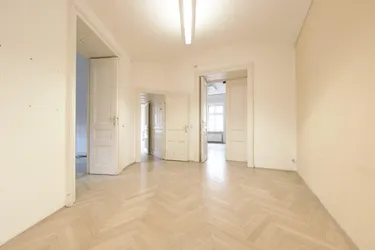 Exklusive Büro- oder Ordinationsfläche im klassischen Altbaustil in der Klagenfurter Fußgängerzone zu mieten!