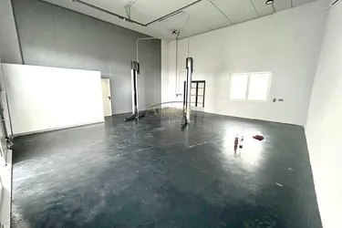 ZUR MIETE// Neubauhalle mit Anlagengenehmigung, Inventar und Hebebühne.