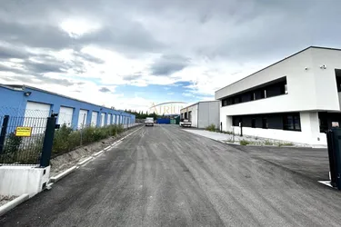 Unternehmer aufgepasst: Hochwertige Lagerhalle mit vier Einfahrtstoren und Büromöglichkeit.