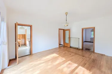 Sanierungsbedürftige 2-Zimmer Wohnung in komplett renoviertem Wohngebäude - Eggenberg