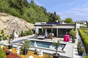 Design trifft Weitblick: Moderner Bungalow mit Pool in Stadtrandlage
