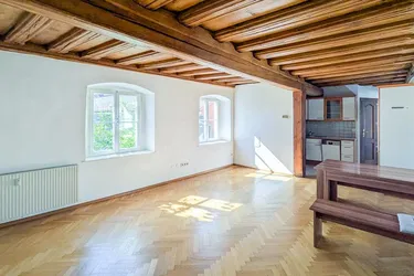 Familienfreundliche 4-Zimmer Altbauwohnung im Innenhof der Sporgasse