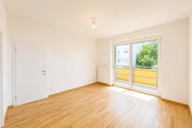 Hochwertig sanierte 3-Zimmer-Wohnung mit Loggia, Parkplatz und großem Keller