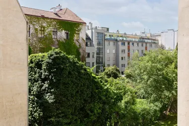 Wohnung zum grünen Innenhof in top Lage: 3 Zimmer mit Loggia, nur 3 Min zur U3 I Garage zur Miete im Haus