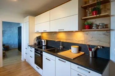 Moderne DG-Wohnung mit Terrasse und Klimaanlage I Garagenplatz vorhanden