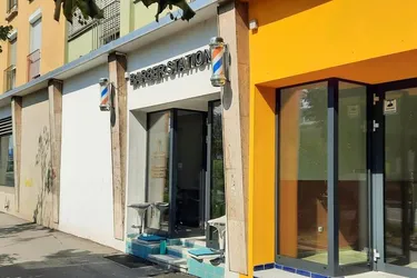 Beim Hauptbahnhof: 4 Shops, 1 Wohnung, 2 Garagen, 1 Lager - 5,6% IST Rendite