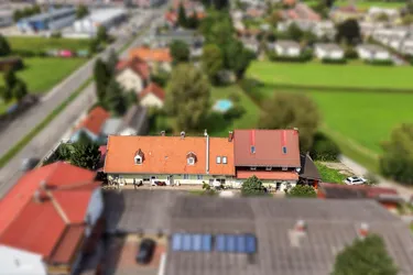 Grundstück mit Altbestand (10 Tops) zum Um- / Ausbauen