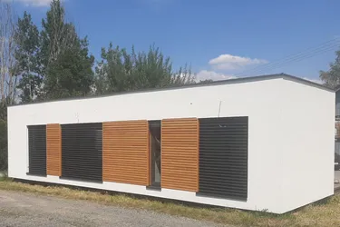 Expose Günstiges fertiggestelltes Ferienhaus für Ihr Grundstück, als Wohnsitz oder Büro geeignet, österreichweite Lieferung möglich, derzeitiger Standort in Pilsen (Tschechien)