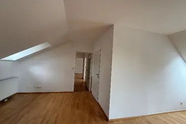 Große Dachgeschosswohnung mit 2 Stellplätzen und kleinem Balkon im Zentrum von Baden