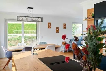 Neu gebautes Einfamilienhaus mit Doppelgarage und zusätzlichem Home Office/Büro