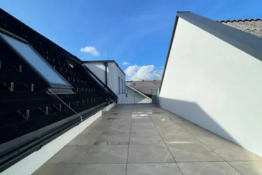 Lichtdurchflutete 2-Zimmer-Dachgeschoßwohnung mit großer Terrasse und Balkon