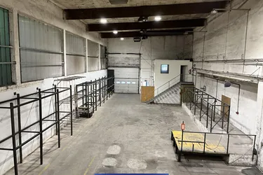 Große Lagerhalle mit Büro in Betriebsbaugebiet – jetzt um nur 1.990 € netto!