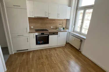 Attraktive frisch sanierte 2-Zimmer-Altbauwohnung in Top-Lage nähe Citypark – zur Miete.