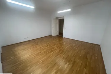 Prächtige Zweieinhalbzimmerwohnung in St. Leonhard, mit Balkon, zu vermieten!