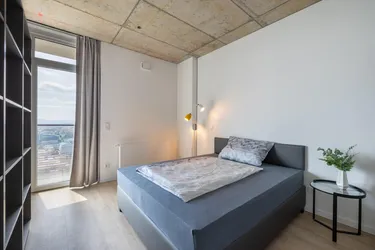 Expose Möbliertes Apartment über den Dächern von Wien mit großem Balkon - YOUNIQ Vienna TrIIIple